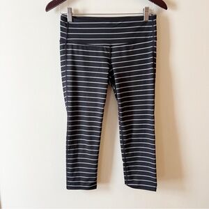 Athleta Striped Chaturanga Capri Leggings Size Small Black/White 243139-01